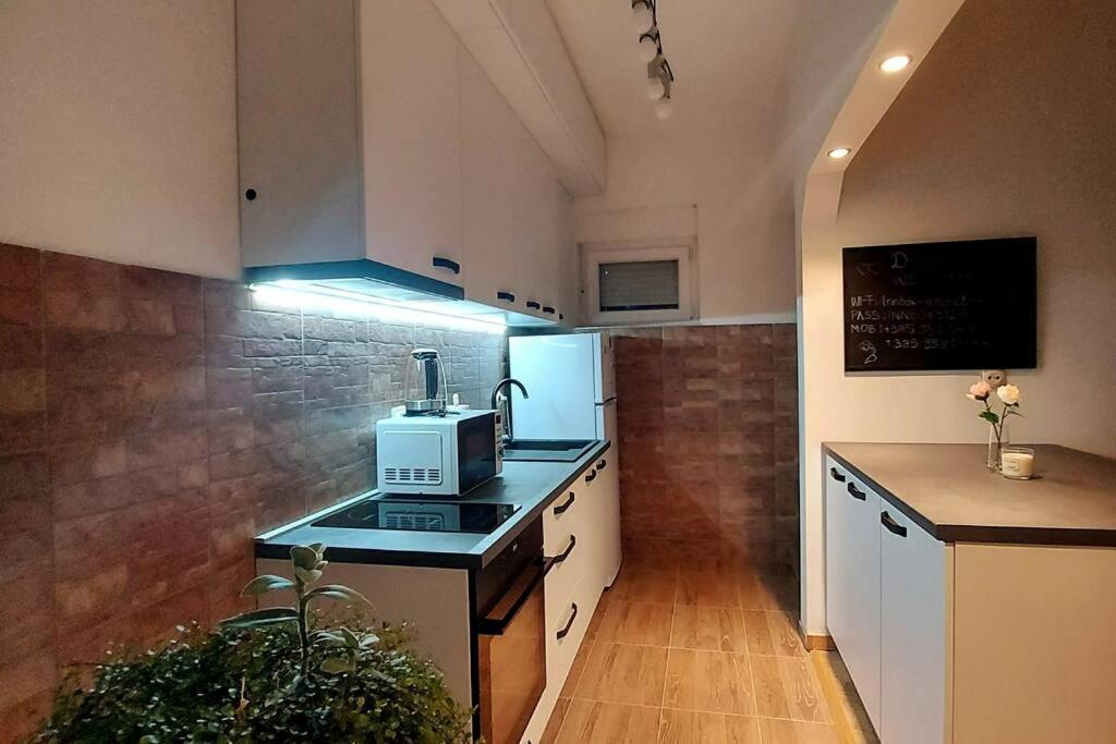 Appartement Lijepo Ureden Stan U Centru Grada à Knin Extérieur photo
