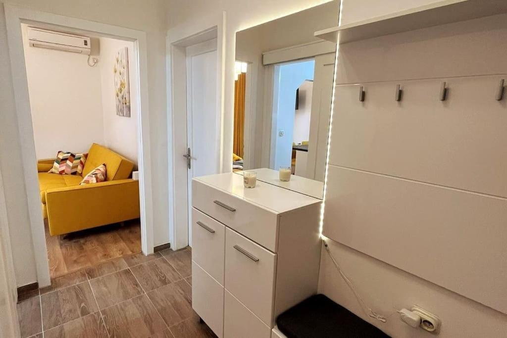 Appartement Lijepo Ureden Stan U Centru Grada à Knin Extérieur photo