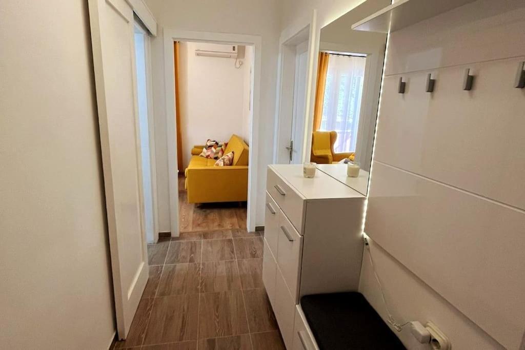 Appartement Lijepo Ureden Stan U Centru Grada à Knin Extérieur photo
